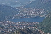 80 Dalla vetta del Due Mani zoom su Lecco, il suo lago, Valmadrera e il Lago di Annone